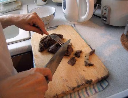 Nhưng không, thực ra cô Aileen Lee đang nói về việc ăn nhau thai của chính mình. Đối với mỗi miếng nhau thai có kích thước bằng lòng bàn tay, bà mẹ này đã luộc lên và ăn cùng loại nước chấm ưa thích của mình trong suốt 3 ngày sau khi sinh. 