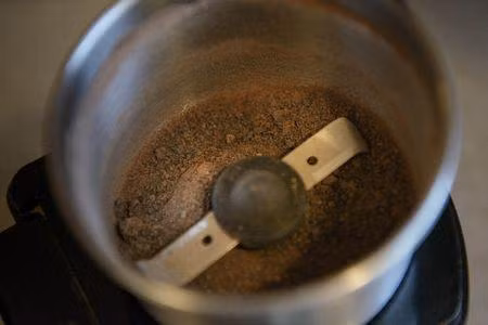 Các chuyên gia trong ngành y cho biết mặc dù trong nhau thai có chứa hormone tăng trưởng có thể duy trì được sự trẻ trung nhưng chưa có bằng chứng nào chứng minh ăn nhau thai sẽ giúp các bà mẹ sau sinh hồi phục tốt. 