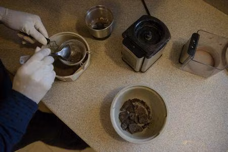 Tại Singapore, thường thì sản phụ sau khi sinh sẽ để bệnh viện bỏ nhau thai của mình đi, một số lại yêu cầu lấy về và mang đi chôn, nhưng cũng có một số bà mẹ như Aileen Lee mang về nhà và chế biến nhau thai thành món ăn. 