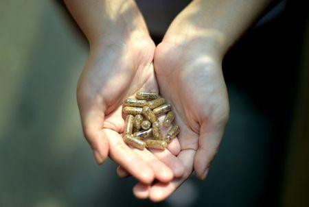 Họ không tán đồng với ý tưởng ăn nhau thai để lấy dưỡng chất vì họ cho rằng nhau thai không có chất gì, ăn vào thì rất ghê, chưa kể đến nếu ăn nhau thai của những người bị bệnh lây qua máu như HIV hoặc viêm gan thì chưa xác định hậu quả sẽ như thế nào. (Nguồn ảnh: Oneasia)