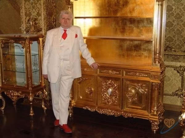 Tuy đã 39 tuổi nhưng đại gia đăng tin tuyển vợ tuổi từ 16 đến 24 mà "cung điện của tôi càng ngày càng lớn mà vẫn chưa tìm được nàng lọ lem nào xứng đáng".