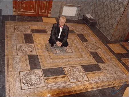 "Xem này, tôi lát nền bằng gạch Versace".