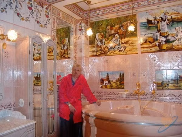 "Căn phòng tắm màu hồng này sẽ là của em, công chúa của tôi".