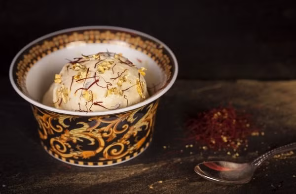 Món kem lạnh với tên gọi mĩ miều “kim cương đen” chỉ gồm một viên kem vani Madagasca, bên trên rắc vào sợi nghệ tây Iran cực hiếm, nấm truýp đen của Ý và không thể thiếu vàng 23 carat. Viên kem được đựng trong ly của hãng Versace và người ăn cũng được giữ luôn khi ăn hết.