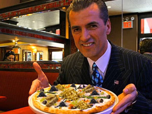 Trước khi được gắn mác chiếc bánh pizza đắt đỏ nhất thế giới, một chiếc bánh của giám khảo Master Chef người Anh Gorgon Ramsay đã giữ danh hiệu này. Có tên gọi “pizza hoàng gia”, món ăn của nhà giàu này có trên thực đơn của một nhà hàng nổi tiếng ở Dubai với các nguyên liệu nấm truýp trắng của Ý, nấm truýp đen Perigord, nghệ tây Mongra vùng Kashmir, trứng cá muối Beluga, nấm hương của Nhật và không thể thiếu khoảng 60g vàng lá. 