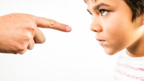 Mỗi trẻ sẽ phản ứng khác nhau khi bị phạt: đấm, đá, cấu, khóc lóc, tức giận… và càng bị phạt thì trẻ càng không thay đổi hành vi. Chuyên gia tâm lý cho rằng phạt trẻ con bằng hình thức cô lập, gây sợ hãi… sẽ không thể nuôi dạy trẻ thành một người biết thông cảm, giàu lòng trắc ẩn và có lòng tin. (Ảnh: Yahoo) 