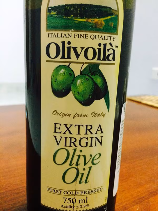 Đọc các thông tin trên nhãn mác: Dầu oliu không giống nhau, ít nhất là trên nhãn mác. Dầu oliu hoàn toàn nguyên chất (extra-virgin) là loại dầu được tinh chế ít nhất, thu được bằng cách ép lạnh quả oliu, chứa nhiều chất chống oxy hóa nhất, độ axit thấp nhất. Dầu oliu nguyên chất (virgin) cũng thu được nhờ ép lạnh oliu nhưng chất lượng kém hơn loại hoàn toàn nguyên chất một chút vì có độ axit cao hơn. 