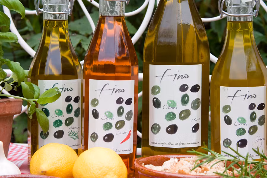 Dầu oliu fino là loại pha trộn giữa nguyên chất và hoàn toàn nguyên chất với độ axit cũng ở khoảng giữa hai loại, có thể dùng để nấu ăn hàng ngày. Dầu oliu thuần khiết (pure): Nửa số người tiêu dùng nghĩ đây là loại dầu oliu cao cấp nhất nhưng đây chỉ là dầu nguyên chất trộn với các loại dầu tinh chế cao cấp, được làm từ bã oliu. 