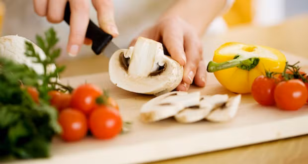 Nhiều người nghĩ đến nấm như một loại thực phẩm bổ dưỡng và giàu hương vị. Thực tế rất nhiều loại trong số họ nhà nấm chứa lượng độc tố cao. Các chuyên gia dinh dưỡng khuyên bạn nên trần nấm qua nước sôi trước khi chế biến để làm tan độc tố và chỉ nên ăn các loại nấm quen thuộc.