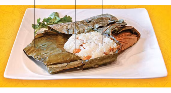 Các nguyên liệu cần có cho món xôi gà lá sen gồm: Lá sen khô hoặc tươi, 1 đùi gà, 200gr gạo nếp, 2 tai nấm đông cô, 1 củ tỏi, 1 thìa tỏi tây băm nhỏ cùng các loại gia vị dầu hào, nước tương, dầu mè, hạt tiêu… 