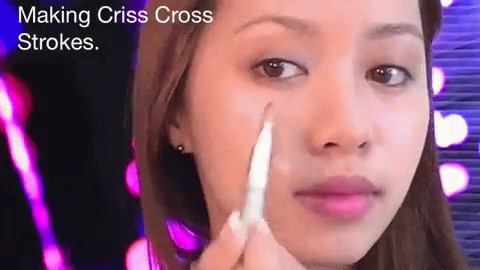 Khi tán kem nền dạng lỏng nên tán theo đường chéo để khi da mặt đổ mồ hôi không tạo thành vệt. 