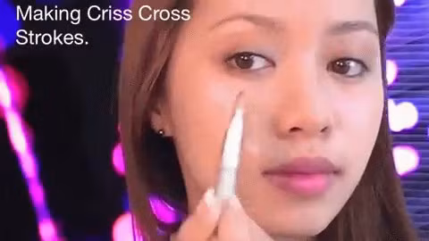 Khi tán kem nền dạng lỏng nên tán theo đường chéo để khi da mặt đổ mồ hôi không tạo thành vệt. 