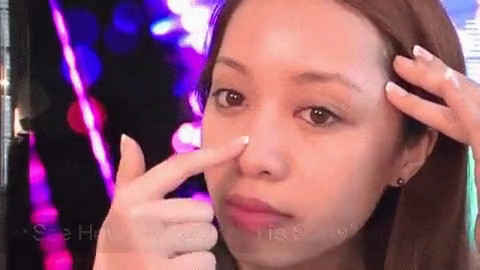 Bôi kem lót lên mặt vào vùng trán và mũi để tránh tình trạng đổ bóng dầu tại vùng da tiết nhiều dầu.