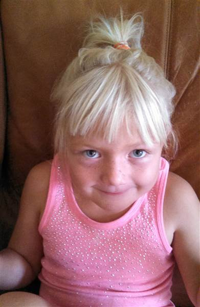 “Chỉ mất hai giây để mang thêm ghế ngồi xe ô tô cho bé và thắt dây an toàn cho con của bạn. Chỉ hai giây thôi là có thể cứu được tính mạng của một người”. Đây là lời kêu gọi mọi người luôn luôn dùng ghế ngồi xe hơi dành cho trẻ em đúng cách để giữ an toàn cho trẻ của cô Shelly Martin, mẹ của một bé gái 6 tuổi bị thương rất nặng trong một tai nạn ô tô. 