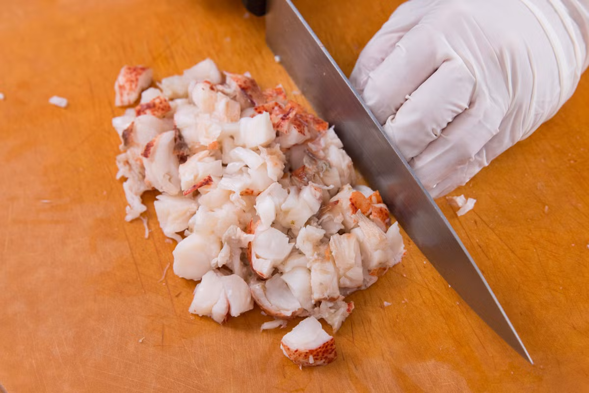 Cắt tôm thành miếng nhỏ.