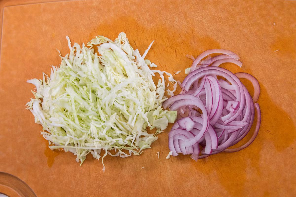 Hành tím và bắp cải rửa sạch rồi bào sợi sao cho thật nhỏ. 