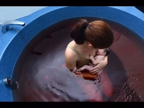 Đối với sản phụ thì sinh con “khô” hay “nước” cũng đều bị rách ngả sinh hoặc cần phải cắt ngả sinh thì em bé mới có chỗ chui ra. Mặc dù chưa có biến chứng nào được ghi nhận trong khi chuyển dạ trong nước nhưng ACOG chỉ dẫn chỉ nên thực hiện phương pháp sinh con này khi phụ nữ có đủ sức khỏe và thai nhi đủ tháng đủ ngày, tức từ 37-41 tuần thai. (Ảnh: ytimg) 