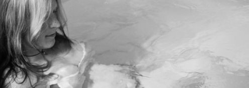 Điều quan trọng không kém là chậu nước hoặc bể nước dành cho sản phụ ngâm mình phải hoàn toàn vệ sinh, tránh gây nhiễm trùng cho sản phụ. Mặc dù nhiều bà mẹ chọn phương pháp sinh con này tại nhà nhưng nếu không có bác sĩ bên cạnh để theo dõi các biến chứng và cấp cứu kịp thời thì hậu quả sẽ rất khó lường. (Ảnh: healthyWA) 