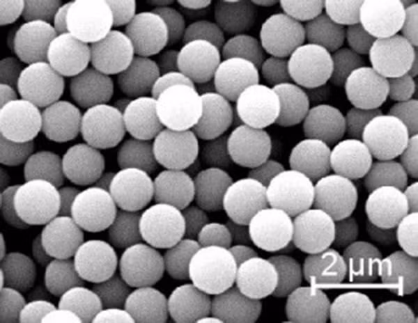 Nước có chất keo có đặc điểm rất dễ nhận ra là tán xạ ánh sáng và các phần tử chuyển động không có trật tự trong nước. Các phần tử trong dung dịch có chất keo có đặc tính là hấp thu sắt khiến nước bị ô nhiễm. Vì vậy, cần loại bỏ chất keo ra khỏi nước thì mới uống được. 