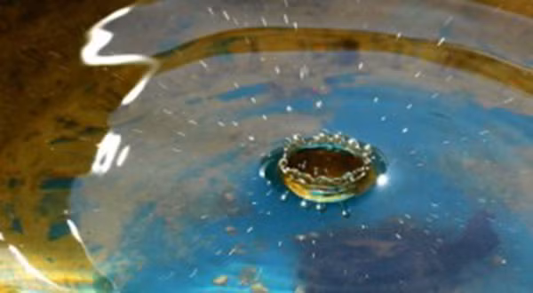 Những kim loại cứng như canxi và magie khiến cho nước bị cứng hay còn gọi là nước cứng. Trong nước, những kim loại này tách thành các ion Ca++ and Mg++. Trong giặt giũ, nước cứng có thể xử lý bằng Na2CO3 hoặc bằng máy trao đổi ion làm mềm nước. 