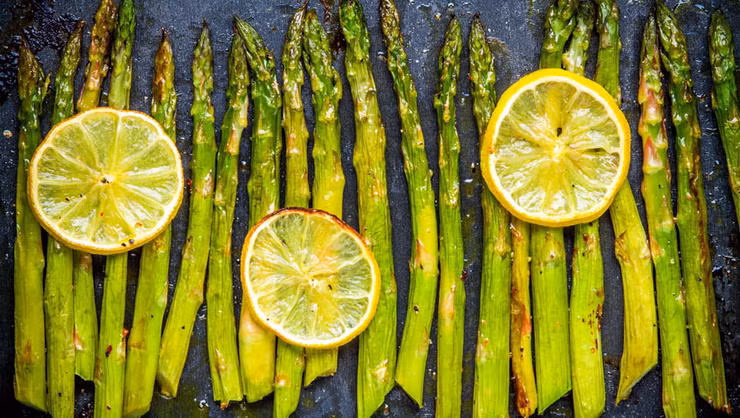 Măng tây không chỉ khiến nước tiểu có mùi khó chịu mà còn khiến bạn đi tiểu thường xuyên hơn. Đó là vì măng tây chứa một loại axit amino có tên là asparagine. Asparagine có chứa sulfur khiến nước tiểu có mùi đồng thời làm loãng nước tiểu làm bạn mất nước. 