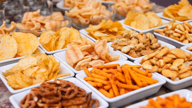 Đồ ăn vặt có muối: Cũng giống như đường, muối đóng vai trò như một chiếc máy hút chân không hút nước ra khỏi các tế bào làm tăng nguy cơ bị mất nước. Vì vậy, càng ăn nhiều những đồ ăn gây mất nước như khoai tây mặn, bánh mặn hay bỏng ngô mặn thì bạn càng thấy khát nước. Thay vì mang theo một túi bim bim đến bể bơi hoặc bãi biển thì hãy mang theo vài miếng dưa hấu hoặc vài quả dưa chuột. 