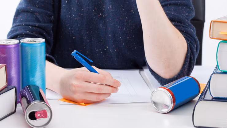 Nước tăng lực: C ơ thể mất nước sẽ khiến trán bạn lấm tấm mồ hôi và mệt mỏi. Cũng giống như soda, các loại nước tăng lực còn chứa gấp đôi lượng đường và caffein gây mất nước. Vì vậy nếu đang lê lết trong nắng nóng, bạn chỉ cần uống ngay một cốc nước mát thật to. 