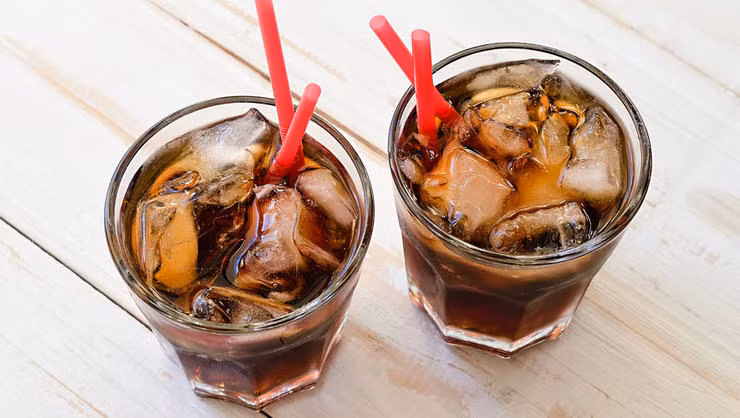 Soda: Bạn tưởng được giải nhiệt khi uống một cốc soda mát lạnh, nhưng đường có trong loại đồ uống này có thể làm tăng natri huyết, nghĩa là làm các tế bào bị mất nước. Ngoài ra trong một số loại soda còn có caffein, một chất làm loãng nước tiểu khiến bạn đi tiểu nhiều hơn. Nếu kết hợp cả hai yếu tố trên với nhau, bạn đang uống một loại đồ uống khiến bạn khát khô cổ thay vì được bổ sung nước. 