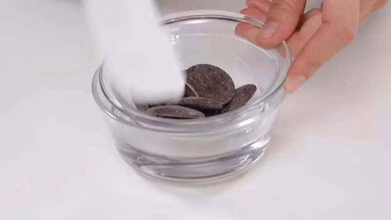 Làm chảy socola ra.