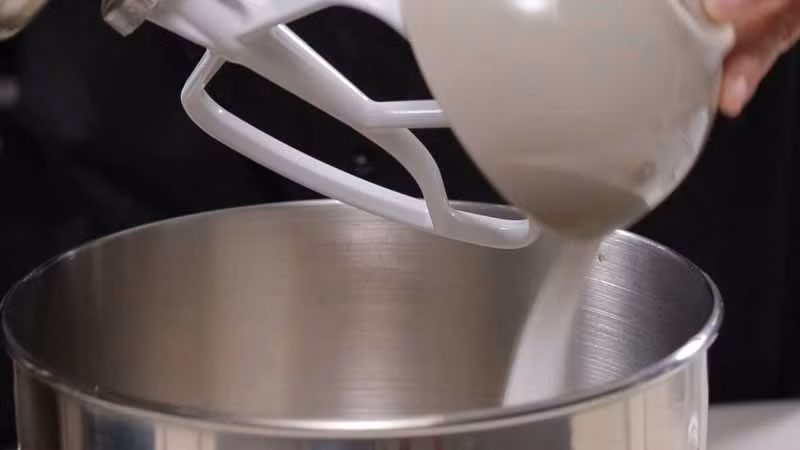 Để làm phần kem bánh, cho bơ và đường vào trộn đều đến khi hỗn hợp ngả màu vàng nhạt.