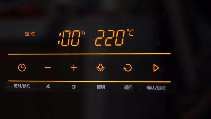 Đầu tiên bật lò nướng lên 220 độ C.