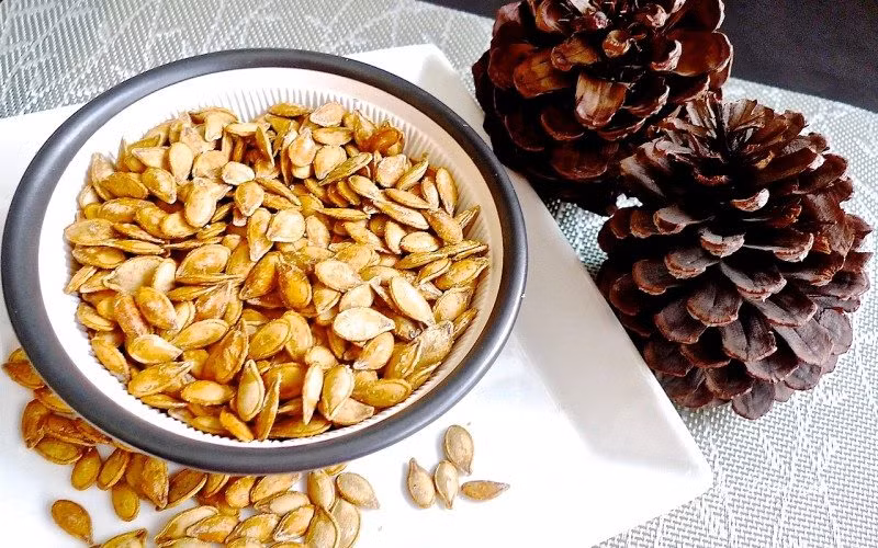 Bạn có đang bỏ sót phần nào của cây bí? Đó chính là hạt bí. Cách tận dụng hạt bí truyền thống là rang hoặc nướng. Nhưng bạn còn có thể biến hạt bí thành món đồ ăn vặt ngon miệng bằng cách làm hạt bí ngào đường như thế này.