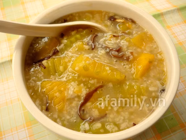 Quả bí ngô cũng có thể chế biến thành rất nhiều món ăn, trong đó có món chè bí đỏ đậu xanh. Độ mềm của bí, dẻo của gạo, giòn thơm của mộc nhĩ cùng vị ngọt mát của đường khiến món chè này trở thành một món tráng miệng tuyệt ngon cho cả nhà. (Ảnh: Afamily.vn)