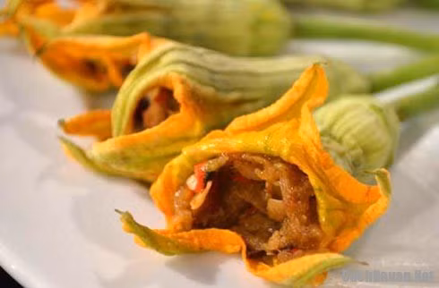 Món bông bí nhồi thịt khiến nhiều người phương Tây bất ngờ vì không nghĩ đây là món ăn tận dụng hoa của một loại cây này lại ngon đến thế.