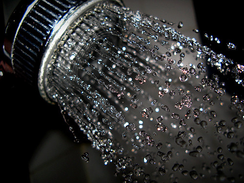 Khi tiếp xúc với cái lạnh, cơ thể cần nhiều nhiệt lượng hơn để giữ ấm. Do vậy phải tìm cách tạo ra nhiều năng lượng hơn, nghĩa là cần đốt cháy mỡ hiệu quả hơn bình thường. Do vậy, nhiệt độ lạnh làm kích hoạt mỡ nâu, một dạng đặc biệt của chất béo được sinh ra trong thời tiết lanh, nguồn ngỡ này giúp cơ thể sinh nhiệt, thúc đẩy quá trình trao đổi chất và đốt mỡ. 