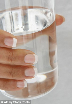 Uống nước dễ như trở bàn tay. Uống nhiều nước vào mùa lạnh giúp cơ thể khỏe mạnh nhờ đẩy được các độc tố ra ngoài. 