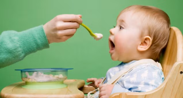  Ăn dặm đúng cách là cho bé ăn dặm đúng thời điểm, không nên cho bé ăn dặm quá sớm. Đối với các bé sinh đủ tháng, thời điểm bắt đầu ăn dặm tốt nhất là từ 5,5 – 6 tháng tuổi để giảm các triệu chứng tiêu hóa, biếng ăn sau đó. Đối với các bé sinh non, thời điểm ăn dặm không bắt đầu sớm hơn 6 tháng tuổi và không nên trễ hơn 7.5 tháng