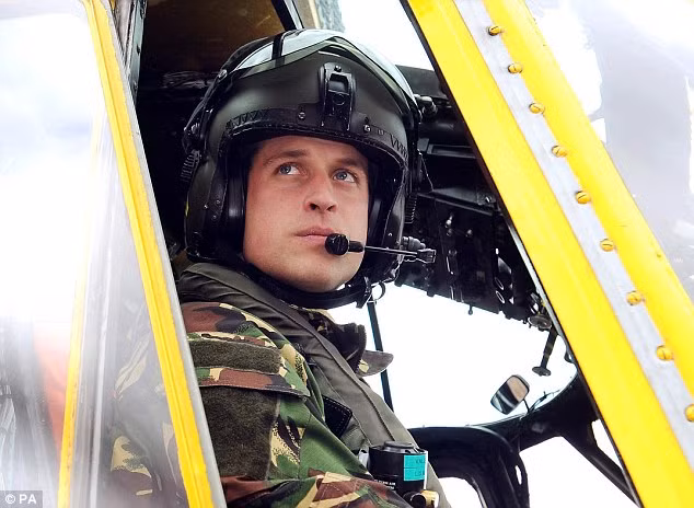 Hoàng tử Anh cũng làm việc như bao người khác. Anh làm việc tại Không lực Hoàng gia Anh ở bộ phận chuyên lái trực thăng tìm kiếm và cứu nạn. Mọi nghĩa vụ của anh cũng giống như bất kỳ một phi công Không lực Hoàng gia nào khác. Ngoài sự tận tâm và chuyên nghiệp, nghề này đòi hỏi một chế độ ăn uống khỏe mạnh và một thân hình vừa vặn. (Ảnh: Dailymail)