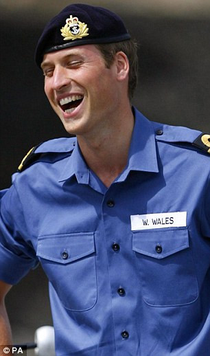 Hoàng tử Anh là một người đàn ông của thể thao. Khi còn học đại học, Hoàng tử William từng chơi nhiều môn thể thao như bóng đá (từng làm đội trưởng), bơi lội, bóng rổ, chạy xuyên quốc gia và polo nước. Tất cả những môn thể thao này đều đòi hỏi phải có thể lực rất tốt. Hoàng tử từng nghỉ học một năm để đi thám hiểm tại Chile, đây là hoạt động đòi hỏi đi bộ rất nhiều. (Ảnh: Telegraph)