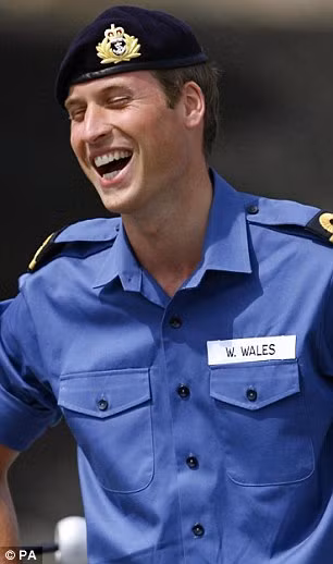 Hoàng tử Anh là một người đàn ông của thể thao. Khi còn học đại học, Hoàng tử William từng chơi nhiều môn thể thao như bóng đá (từng làm đội trưởng), bơi lội, bóng rổ, chạy xuyên quốc gia và polo nước. Tất cả những môn thể thao này đều đòi hỏi phải có thể lực rất tốt. Hoàng tử từng nghỉ học một năm để đi thám hiểm tại Chile, đây là hoạt động đòi hỏi đi bộ rất nhiều. (Ảnh: Telegraph)