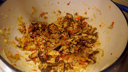 Cho dầu vào chảo cho nóng rồi cho hành tây vào xào đến khi ngả màu trong. Tiếp đó cho nấm hương vào 5 phút mới đảo qua, chờ thêm khoảng 5 phút nữa hoặc cho đến khi nấm hương chuyển màu hơi vàng. 