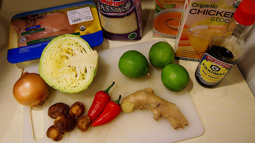 Nguyên liệu cho món canh gạo nấu chua cay độc đáo gồm có: 1 thìa dầu hạt cải, 1 củ hành tây, 200g nấm đông cô thái lát, 1-3 quả ớt thái nhỏ, 6 nhánh tỏi băm nhỏ, 1 nhánh gừng băm nhỏ, 3 quả chanh, nước dùng gà, 2 miếng ức gà không xương bỏ da, ½ chén gạo, ½ cây bắp cảo thái sợi nhỏ. 2 thìa nước tương. 