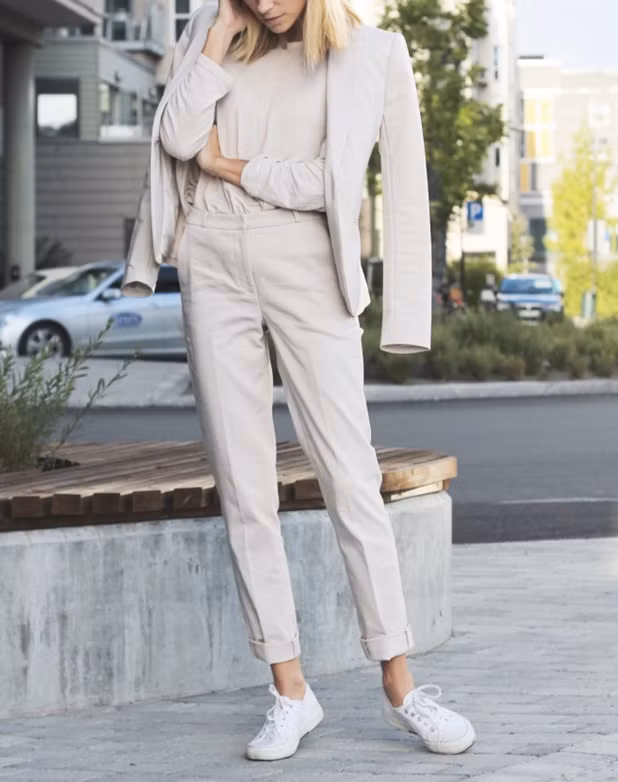 Giày sneaker với áo vest và quần bình thường, để trông "cool" hơn bạn hãy gấp gấu quần lên.