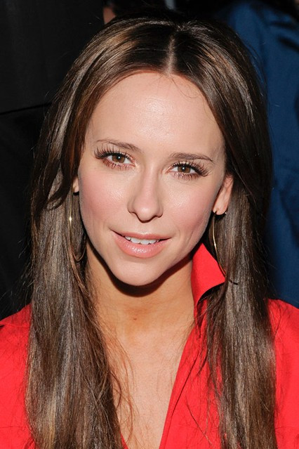 Jennifer Love Hewitt có lẽ là ngôi sao làm đẹp bằng nguyên liệu rẻ tiền nhất. Cô dùng kem đánh răng bôi lên các nốt mụn trên mặt vì trong kem đánh răng có tinh chất bạc hà có tác dụng làm dịu và kháng khuẩn.