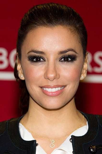 Eva Longoria và Katie Holmes là hai ngôi sao dùng phương pháp làm đẹp lạ lùng là dùng nhau thai. Loại kem vô cùng đắt đỏ này được cho là có tác dụng sản sinh collagen và giữ ẩm rất tốt.