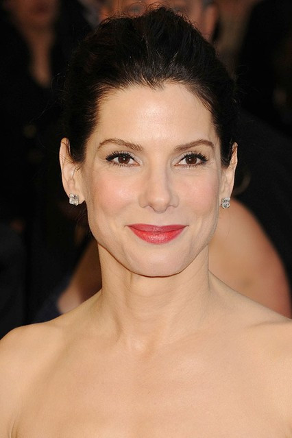 Diễn viên Sandra Bullock thì dùng kem bôi trĩ cho mắt để giảm tình trạng sưng phồng. Mặc dù không chắc chắn đây là một cách thức làm đẹp phổ biến nhưng đối với cô nó rất có tác dụng. 