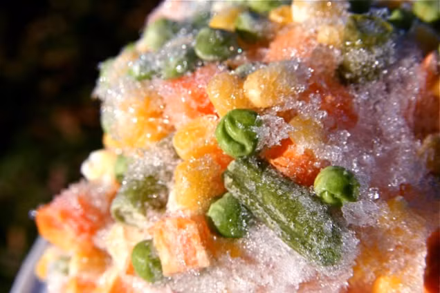 Trái với những gì bạn biết thì rau củ không cần rã đông mà có thể cho vào nước sôi nấu luôn. Rau củ đông lạnh thường giữ được nhiều dưỡng chất nhất và rã đông làm dưỡng chất tan ra. 