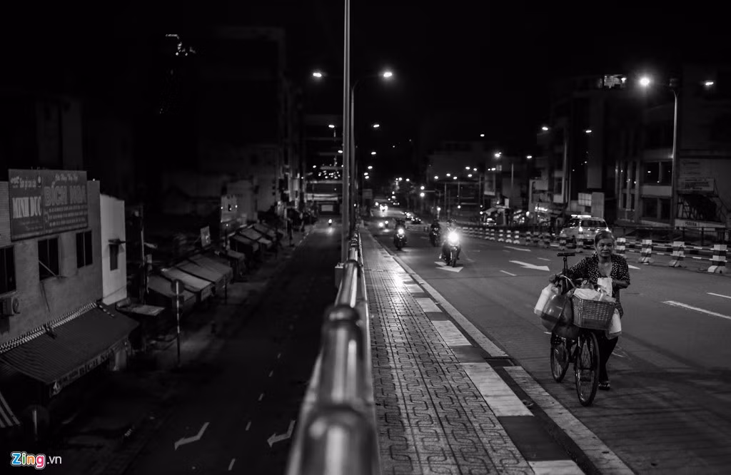 Công việc của bà kết thúc cũng là lúc nửa đêm về sáng. Trên cây cầu, bà lặng lẽ dắt chiếc xe lên dốc cho đỡ nặng. Hôm nay vắng khách, bà chỉ vá được có 2 lốp.