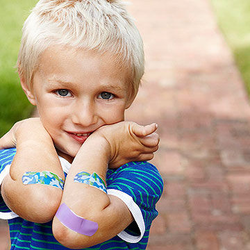 Khi trẻ bị đứt hoặc bị cắt vào tay gây chảy máu, sơ cứu vết thương bằng cách dùng bông hoặc vải sạch ấn vào vết thương cho đến khi cầm máu. Sau đó rửa sạch vết thương dưới vòi nước chảy. Nếu vết thương dính bẩn hoặc là do động vật cắn thì có thể rửa bằng xà phòng. Nếu trẻ bị rách da thì bôi một lớp kháng sinh mỡ lên rồi băng lại. Nếu vết rách to quá thì đặt một miếng vải sạch rồi chườm đá lên, sau đó đưa trẻ tới bệnh viện. 