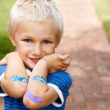 Khi trẻ bị đứt hoặc bị cắt vào tay gây chảy máu, sơ cứu vết thương bằng cách dùng bông hoặc vải sạch ấn vào vết thương cho đến khi cầm máu. Sau đó rửa sạch vết thương dưới vòi nước chảy. Nếu vết thương dính bẩn hoặc là do động vật cắn thì có thể rửa bằng xà phòng. Nếu trẻ bị rách da thì bôi một lớp kháng sinh mỡ lên rồi băng lại. Nếu vết rách to quá thì đặt một miếng vải sạch rồi chườm đá lên, sau đó đưa trẻ tới bệnh viện. 